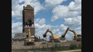 preview picture of video 'Oshkosh, Wisconsin - Water Tower Demolition - August 6, 2009'