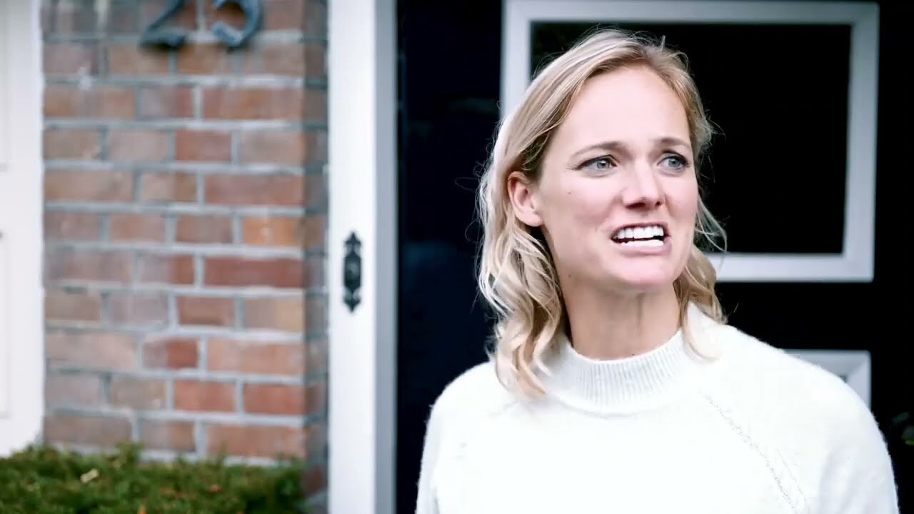 Een geergerde man kijkt naar een geopend pakketje, niet tevreden met hetgeen er in zit.