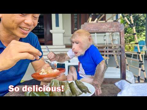 Bibi enjoys super delicious traditional cakes with Uncle Phong!