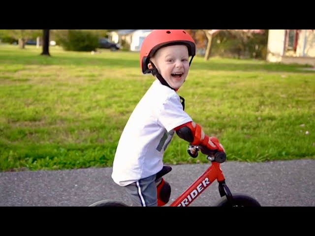 Vídeo relacionado con Chicco Bicicleta Niño 2 años, Bicicleta Sin Pedales, 2-5 Años, hasta 25 kg, Bici Sin Pedales, para Aprender a Mantener el Equilibrio, Manillar y Sillín Ajustables, Juguetes, Regalo Niño 2 años, Verde