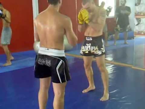 Phil Townley Muay Thai  - A counter against punches in Muay Thai
