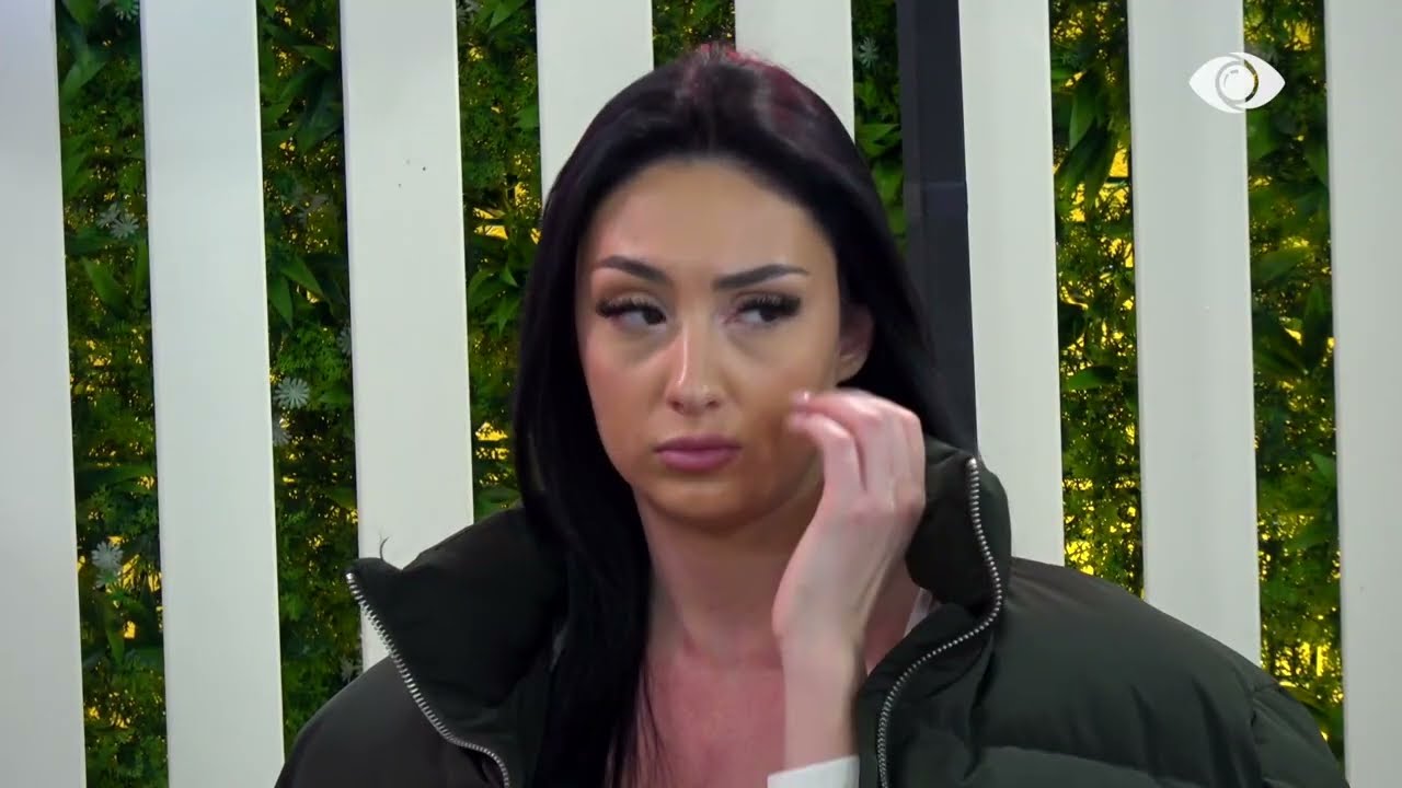 Të dy janë rehat me njëri-tjetrin/ Stelina dhe Keijsi diskutojnë në oborr