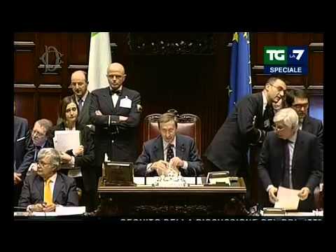 Tg La7 - SPECIALE CRISI DI GOVERNO 12/11/2011 - LEGGE DI STABILITA': LA CAMERA APPROVA CON 380 SI', 26NO