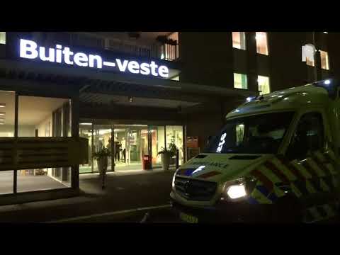 Brand in zorgcomplex Hellevoetsluis, zestien huizen ontruimd (Beeld: Video Duivestein)