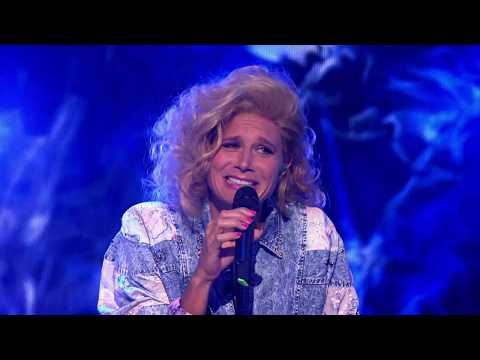 PARTY! De muziek uit 1989 doet spontaan een feestje losbarsten in de studio | Wat een Jaar!