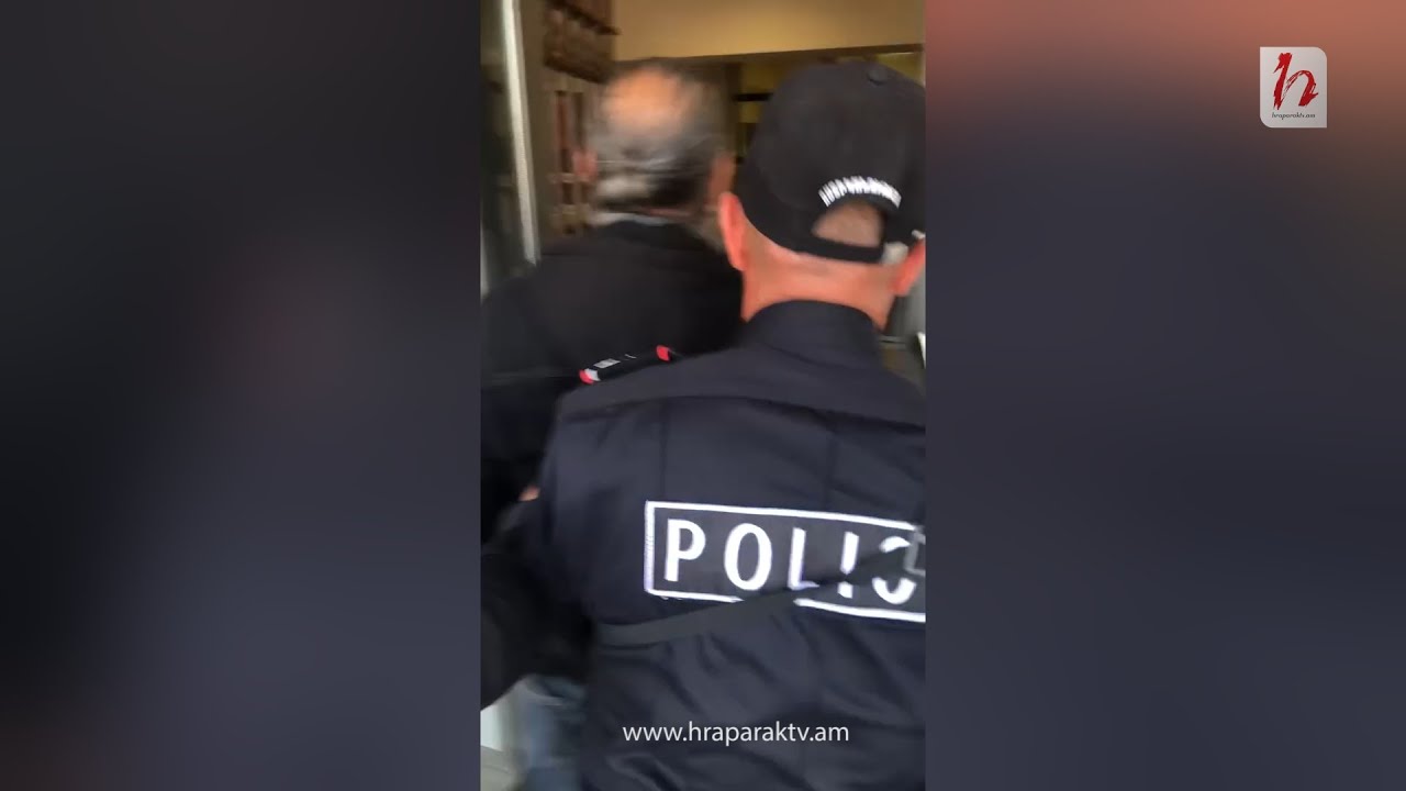 Ոստիկանները բերման են ենթարկում ԱԺԲ-ի անդամներին