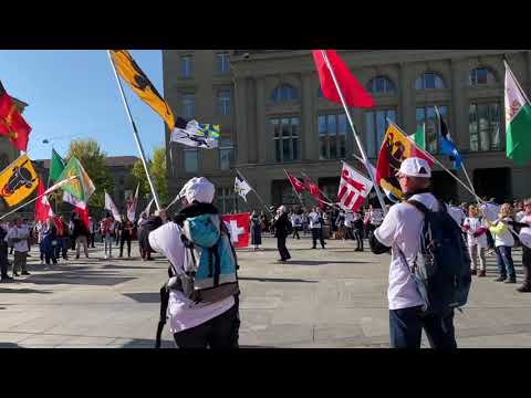 Bern Demo 23.10.21 historischer Einzug der FreiheitsTrychler u. HelvetiaTrychler auf den Bundesplatz