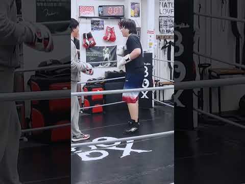 右アッパーのフェイントから左フックのコンビネーションパンチの練習