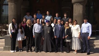 Ալեք և Մարի Մանուկյան վարժարանի սաները հանդիպել են Ամենայն Հայոց Հայրապետին