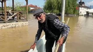 Köy sular altında kaldı, buzdolabını kayık yaptı