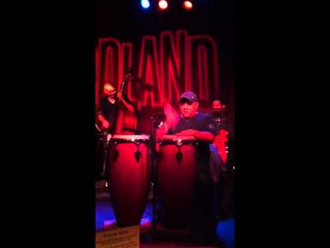 Richie Flores solo de conga en Birdland Jazz Club in New Yo