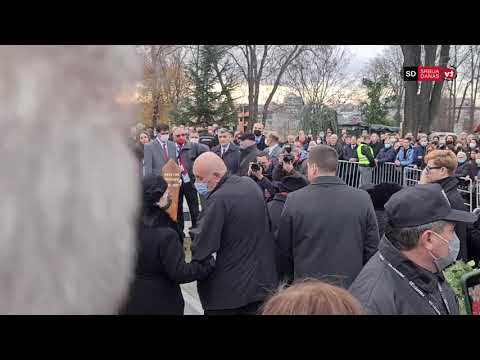 Beki Bekić peva pesmu "Čubura" na sahrani Milutina Mrkonjića