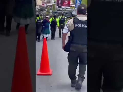 Detención de una persona de la tercera edad en medio de protestas en El Tambo, Cañar.