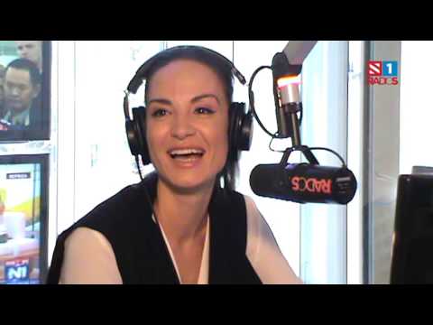 Jelena Tomasević uči Nataliju kako se peva pesma "Mndra Mja"