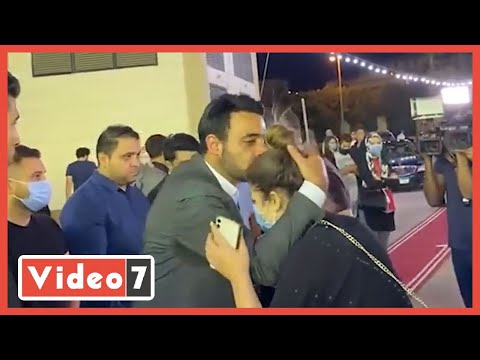 قبلة من ابن محمود ياسين على رأس ليلى أحمد زاهر فى عزاء والده