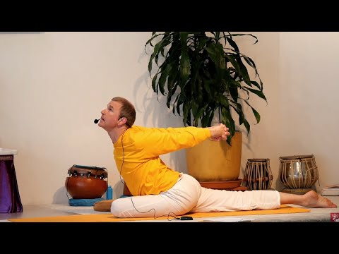 Vorwärtsbeugende Variationen & hüftöffnende Asanas mit Ananta - Yoga Vidya Live- 9:15 Uhr 13.09.2021