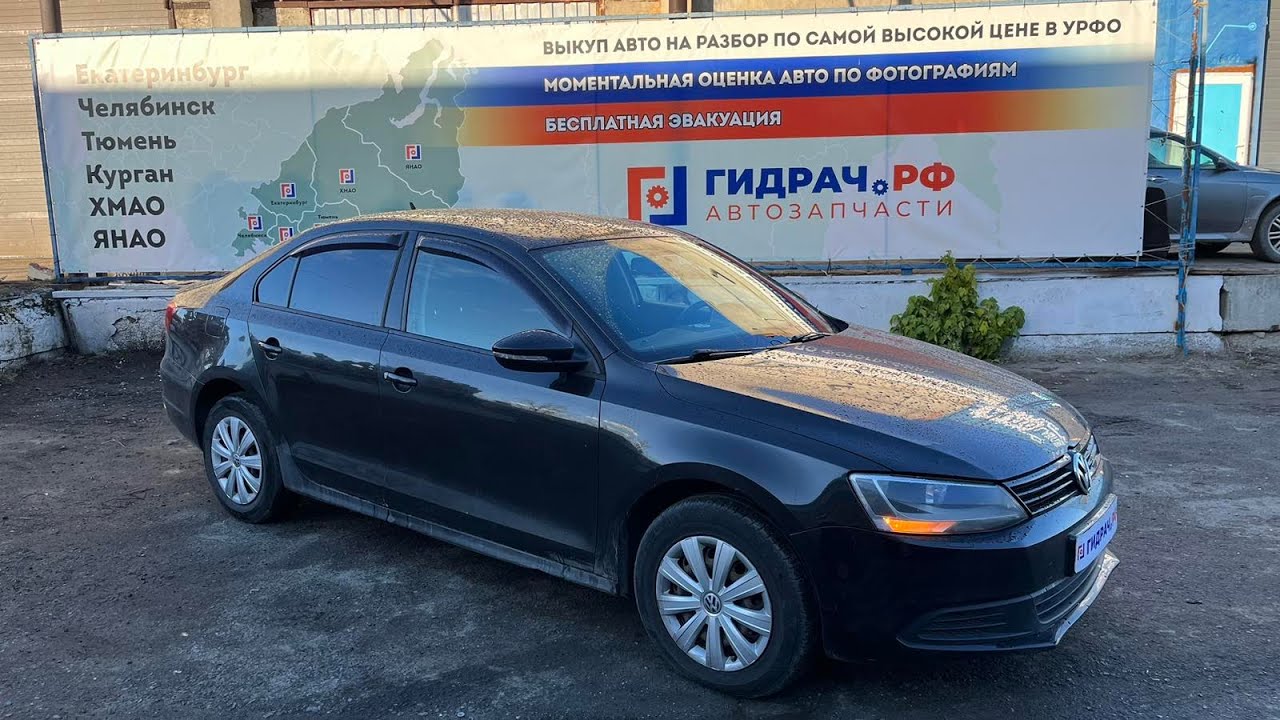 Накладка обшивки двери передней левой Volkswagen Jetta (A6) 5C686743982V.