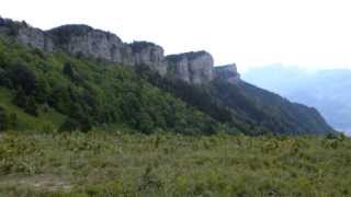 preview picture of video 'Le Sire alt 1413 m -panoramique- Massif des Bauges (73)'