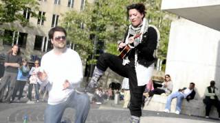 Amanda Palmer&#39;s doing &#39;Oasis&#39; at a ninja gig in Amsterdam