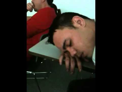 Sandro intenta aprender ingles .