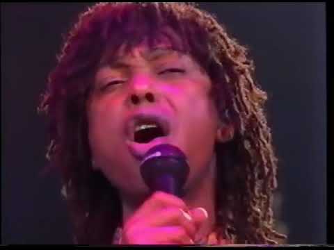Videoclip de Esquinas (Ao Vivo) — Djavan