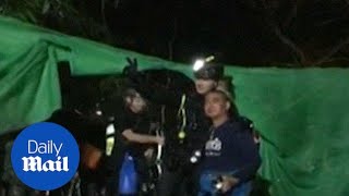 People thank the last divers as Thailand cave rescue mission ends - Daily Mail