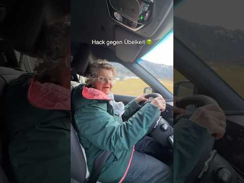 Omi kennt einen geheimen Trick fürs Handy beim Autofahren! 🚘 Teilt das gern 😍