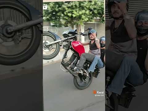 passaram na rua no Pelé  um piloto e um garupa #short #grau #Honda