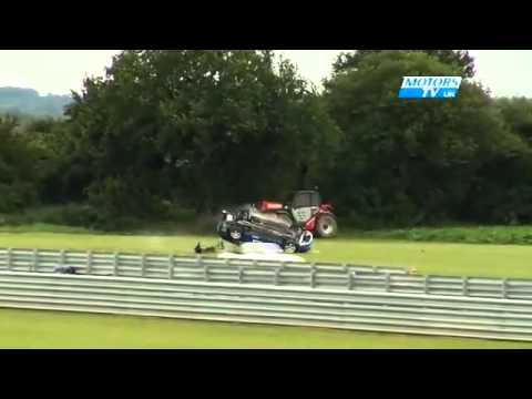 Accident spectaculos, pilotul scapă miraculos Crash-tube.com