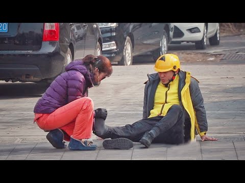 當外賣小哥腿抽筋倒在路邊，大家會怎麼做呢？