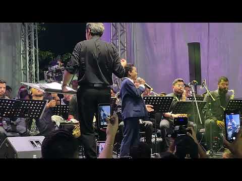 Luiz Gabriel, da cidade de Marabá/PA, cantando com a Amazônia Jazz Band em  Belém/PA 