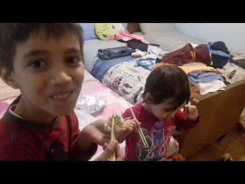 Mangio sushi con i miei fratelli per prima e ultima volta