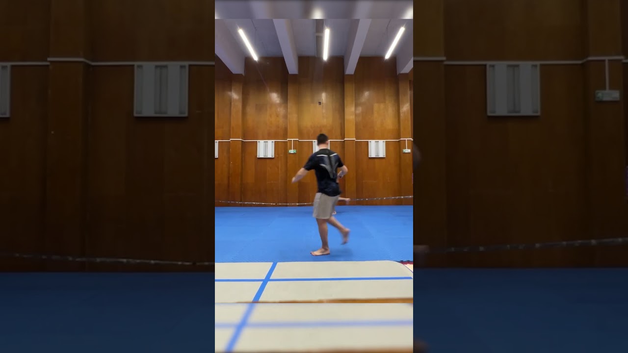 ЗАВЪРЗАХМЕ СИ ОЧИТЕ И СЕ БИХМЕ С КЪРПА