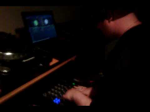 DJ Mallon Live on Z103.5 for the Saturday Party Mix...playing Bangloose!