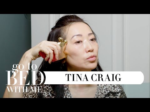 蒂娜-克雷格的高科技夜間護膚程序｜和我一起睡覺｜《Harper's BAZAAR》。 (Tina Craig's High-Tech Nighttime Skincare Routine | Go To Bed With Me | Harper's BAZAAR)