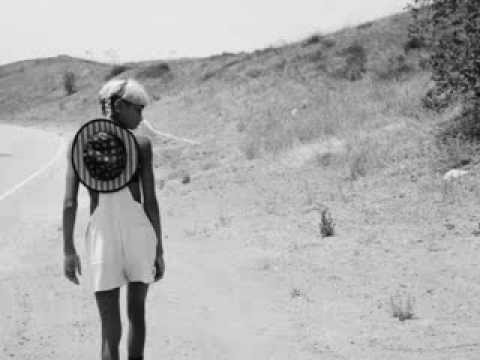 Willow Smith - Drowning Feat. Mecca Kalani Traduction française.