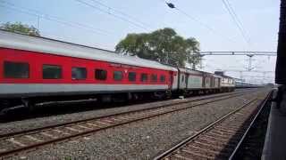 preview picture of video '22692 NZM-SBC Rajdhani overtaking 12724 NDLS-HYB AP SF at Chandrapur'
