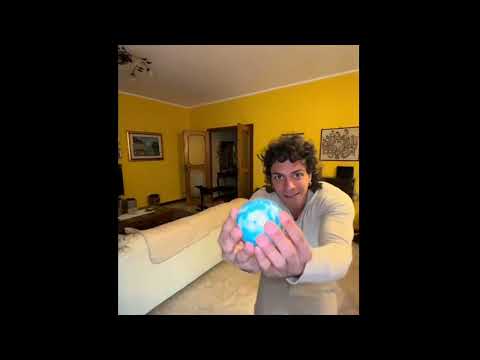 il gatto guarda la palla, il cane pensa la palla #cane #gatto #palla #animali #perte #divertente #co