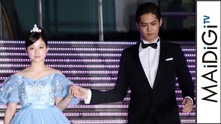 片寄涼太、タキシード姿で“シンデレラ”橋本環奈をエスコート！　「午前0時、キスしに来てよ」イベント
