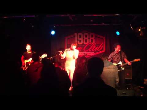 Divine Paiste, en live au 1988 Live Club, à Rennes, le 19 mars 2014