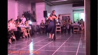 PAOLA SANZ y FACUNDO DE LA CRUZ bailando la milonga POR LA HUELLA en FLOREAL MILONGA
