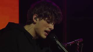 Download lagu JVKE - golden hour (Live version) mp3