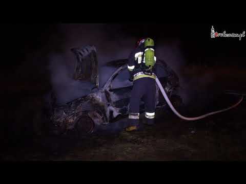 Pożar porzuconego Forda przy trasie S8 Oleśnica