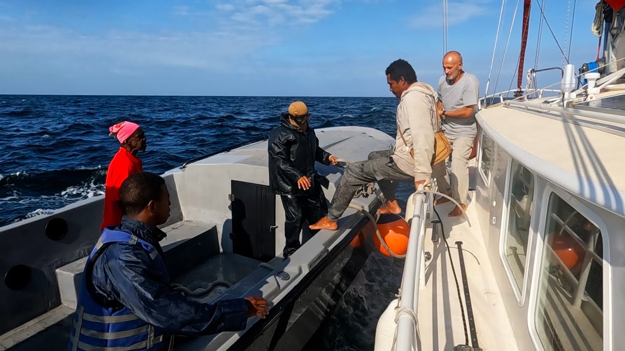 Jade#33 - RESCUE AT SEA and autopilot failure: our FALSE START TO THE TRANSPACIFIC