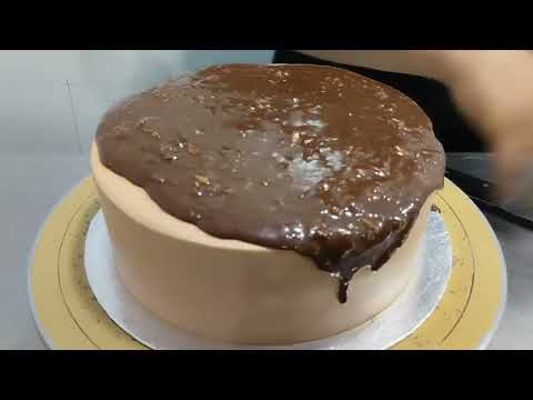 how to chocolate Snickers Cake delicious by chef saqibgujjar #cake #cakedecorating #birthdaycake 🎂🎂🎂