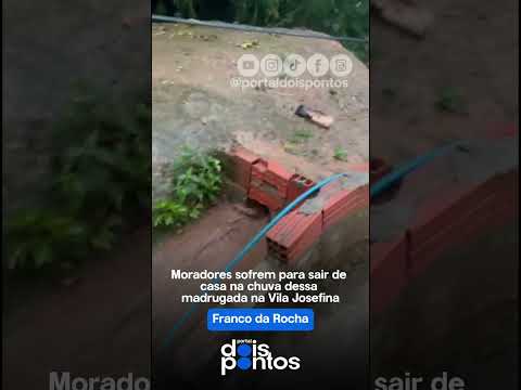 Moradores sofrem para sair de casa na chuva dessa madrugada na Vila Josefina, em Franco da Rocha