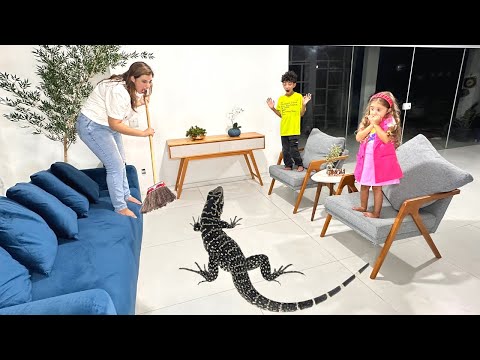 A GIANT LIZARD INVADED OUR HOUSE AND WE WERE VERY SCARED! ROCHA FAMILY