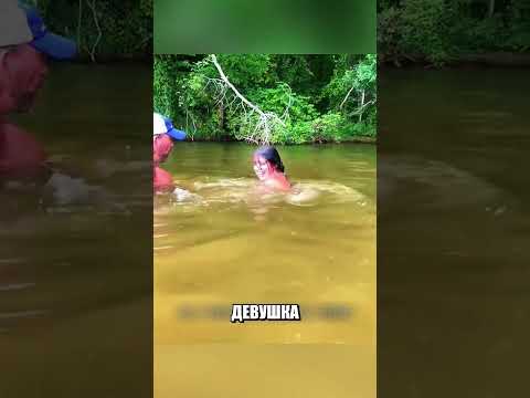 Девушка ГОЛЫМИ РУКАМИ поймала сома 😱🌊🐟