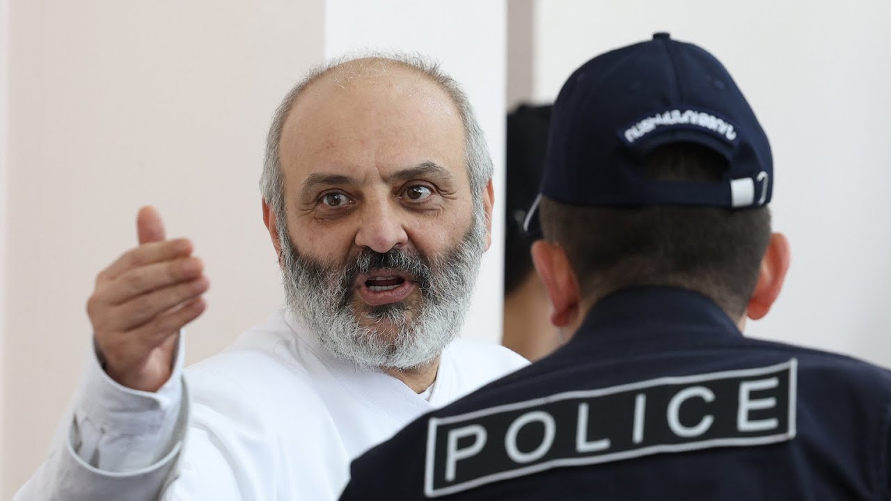 Չամուսնացա՞ծ եք, «վստահաբար». Բագրատ Սրբազանը ներկայացավ