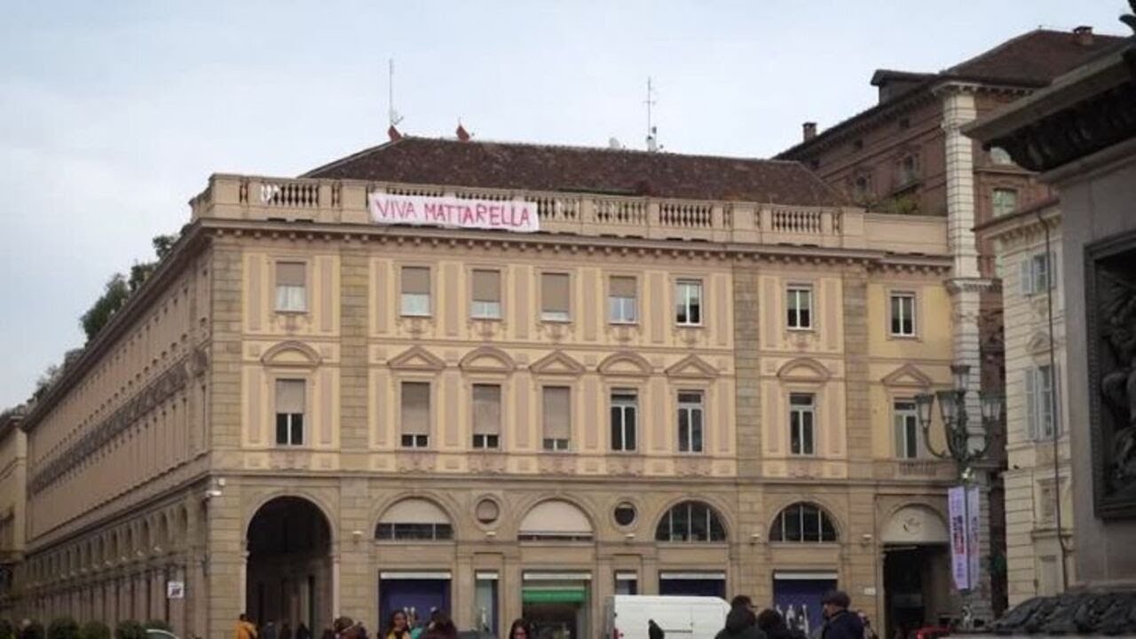 "Viva Mattarella", torna a Torino striscione in piazza San Carlo